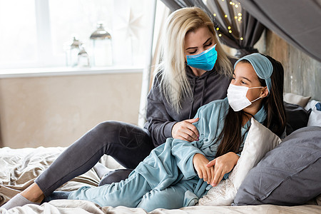 母亲和女儿在医疗上面部遮盖圣诞概念 广告 快乐的图片
