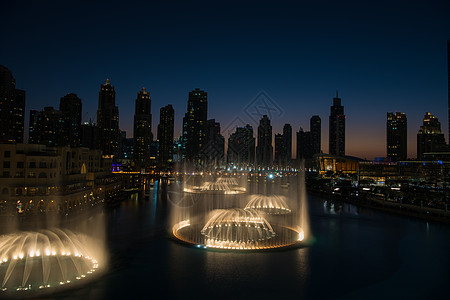 迪拜的音乐喷泉 展示 旅游 湖 天际线 酋长国 建筑 塔图片