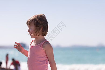 海滩上可爱的小女孩 微笑 快乐的 活动 海滨 自然图片