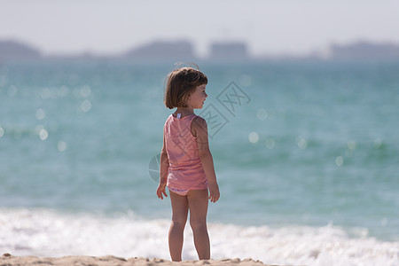 海滩上可爱的小女孩 假期 水 活动 微笑 海滨 孩子图片