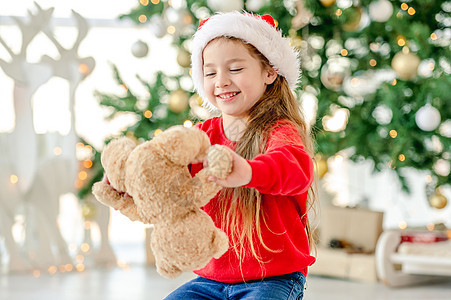 圣诞节时的小女孩 树 地面 房间 红色的 爱图片