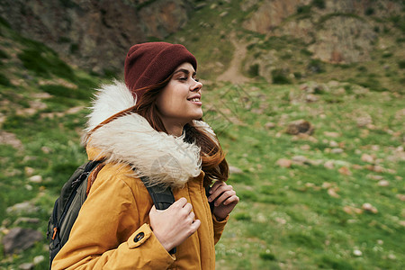 带背背背山的妇女徒步旅行者 旅行冒险自由 成功 快乐的图片