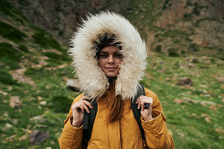 带背背背山的妇女徒步旅行者 旅行冒险自由 乐趣 游客图片