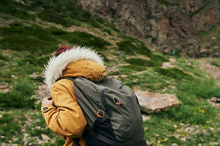 带背背背山的妇女徒步旅行者 旅行冒险自由 远足 照片图片