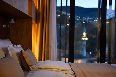 卧室夜景现代旅馆房间 建筑学 舒适 假期 睡觉 服务 枕头 家具背景