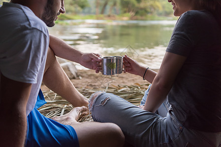 夫妻在稻草帐篷里共聚一对 活动 喝 自然 夏天图片