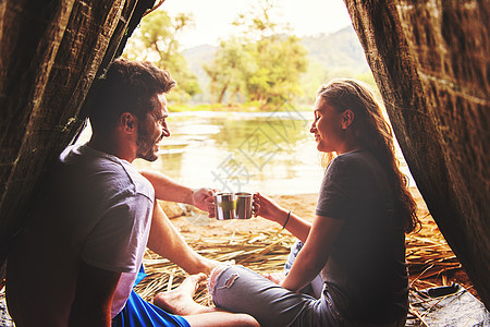 夫妻在稻草帐篷里共聚一对 喝 假期 放松图片