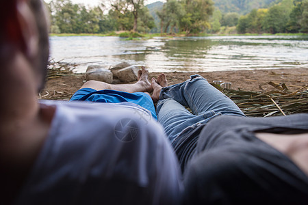 夫妻在稻草帐篷里共聚一对 河 自然 徒步旅行 旅行图片