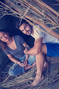 夫妻在稻草帐篷里共聚一对 河 远足 背包 男性图片