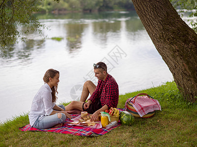 情侣在爱情中享受野餐时间 天 女孩 男朋友图片