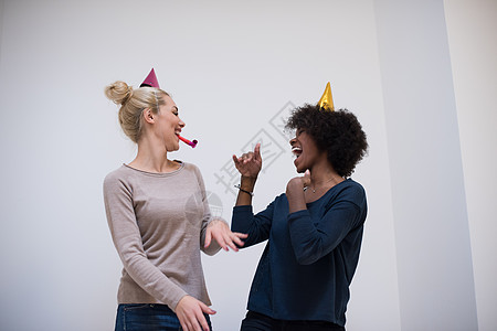微笑着的女子在党帽上吹响口哨 女士 周年纪念日 友谊图片