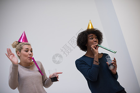 微笑着的女子在党帽上吹响口哨 女性 鼓风机 庆祝图片