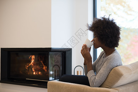 在壁炉前喝咖啡的黑人黑女人 马克杯 秋天 女性 圣诞节图片