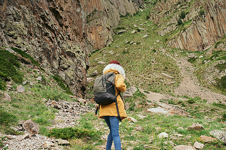 带背背背山的妇女徒步旅行者 旅行冒险自由 手 女孩图片