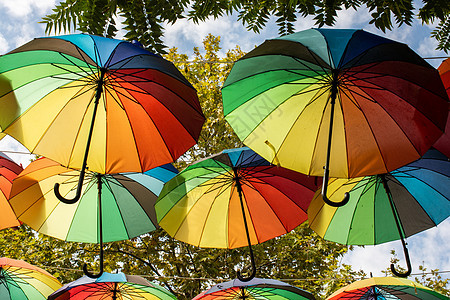 街上装饰着许多红色的露天雨伞 夏天 太阳 彩虹图片