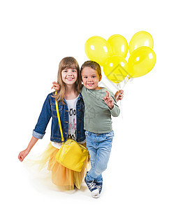 黄色气球的美丽女孩和男孩的肖像图片
