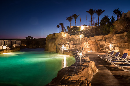 豪华夜间照明时长时间暴露于游泳池的光照图片