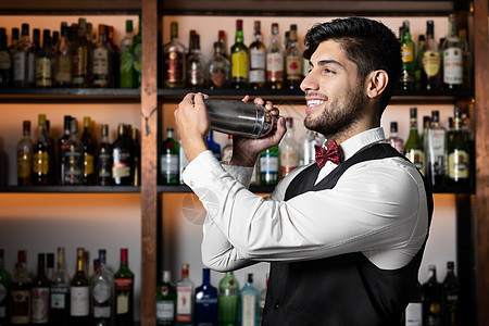 酒保在鸡尾酒酒吧摇瓶 职业 派对 调酒师 制作 摇晃图片