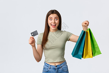 购物中心 生活方式和时尚概念 兴奋的漂亮女人购买新衣服 夏装 展示信用卡和带商品的包 微笑着惊奇图片