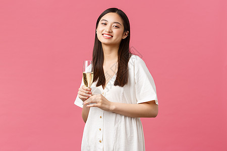 欢庆 派对节假日和娱乐概念 微笑着穿着白裙子的生日快乐女孩 与朋友一起享受庆祝活动 在粉红背景上举杯香槟; 香槟酒 女士图片