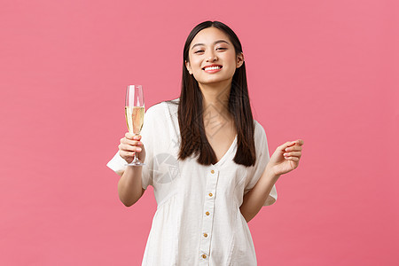 欢庆 派对节假日和娱乐概念 微笑着穿着白裙子的生日快乐女孩 与朋友一起享受庆祝活动 在粉红背景上举杯香槟; 喝 女性图片
