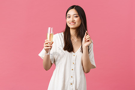 欢庆 派对节假日和娱乐概念 优美的年轻美女参加活动 喝香槟 快乐地微笑 享受庆祝 穿着白色衣服站在粉红背景上 掌声 图片