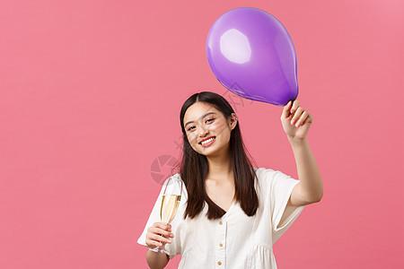 欢庆 派对节假日和娱乐概念 穿白裙子的漂亮亚洲美女 拿着气球和香槟杯 在活动期间做吐司 享受时刻 粉红背景 女性 压痛图片