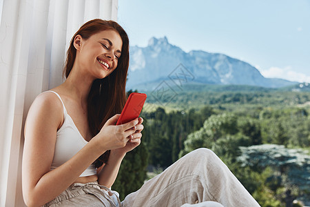 穿着红色手机的美女肖像 露台户外奢华豪华风景休闲 城市 快乐的图片