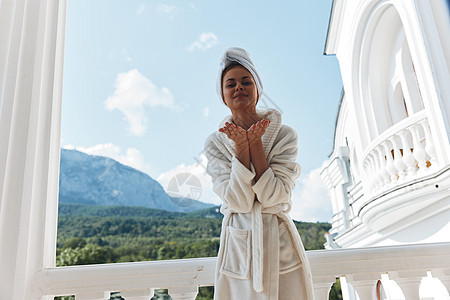 夏天站在阳台上看山间度假的漂亮女人的画像 美丽 杯子图片