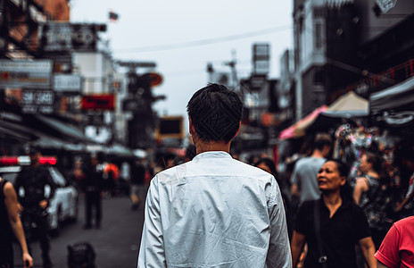 背着肖像年轻亚洲男人的眼神走在Khoosan路上 Bangkok 市场 自然图片