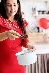 穿红礼服的女人 在厨房做情人节饼干 烹饪 快乐的图片