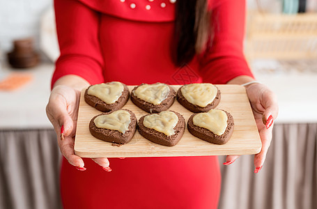 穿红礼服的女人 在厨房做情人节饼干 烘烤 配料图片