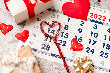 2月14日的爱情概念 顶级视觉礼物 纸张 红心面纸 灰色桌边背景上的彩带 丝带 快乐的背景图片