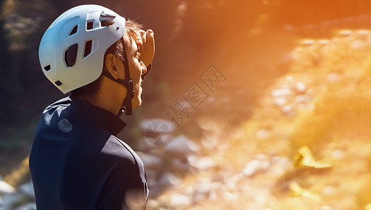 戴头盔的旅行者看日落时的足迹 登山 悬崖 远足图片