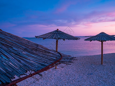 美丽的蓝色和紫色日落的景象 天空和沙滩雨伞 欧罗巴 海图片
