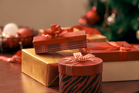 圣诞和新年礼物包装 手工制作的 丝带 盒子 桌子背景图片