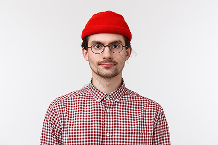 脸戴眼镜和红豆 检查衬衫 看照相机的随意表达 人的概念 生活方式和情绪等有胡子的男子近视肖像图片