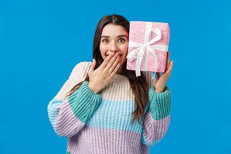 快乐开朗的可爱女孩猜盒子里装的是什么 收到礼物时面带微笑 又惊又喜 不敢相信男朋友买了她想要的圣诞假期 收到了很棒的礼物图片
