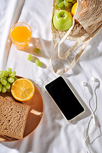 夏季野餐概念 带水果 袋子 电话和耳朵的面包[白色底图片