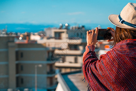 女孩和城市景色拍照 帽子 海滨 海 屋顶 女士图片