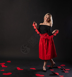 拿着红心花环的女孩 红心地板上的情人节设计 蜜月 永远的空间副本 赤脚红裙少女的心图片