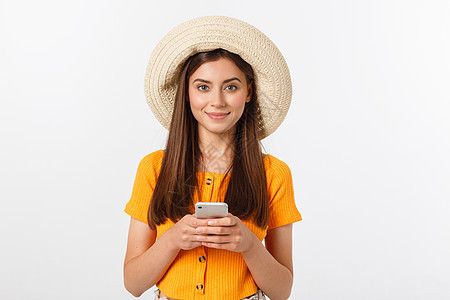 快乐的年轻caucasian女人 用智能手机站立 孤立在白色 微笑 假期图片