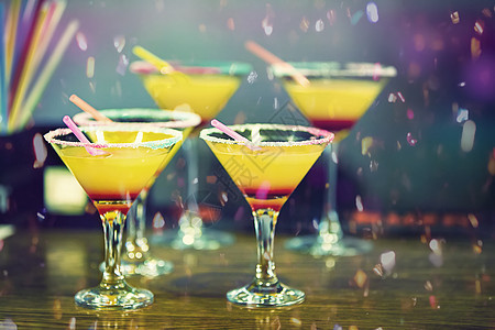 杯子和黄鸡尾酒放在桌子上 彩色的意大利面条 在酒吧柜台喝橙汁图片