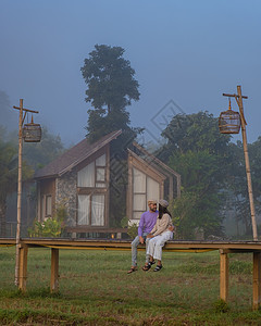 泰国北部北泰南省小屋 在泰国稻田外观望绿稻田 天空 自然图片