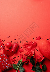 红背景的礼物 玫瑰和蜡烛 复制空间 美丽的 桌子图片