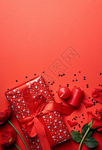 红背景的礼物 玫瑰和蜡烛 复制空间 浪漫 浪漫的图片