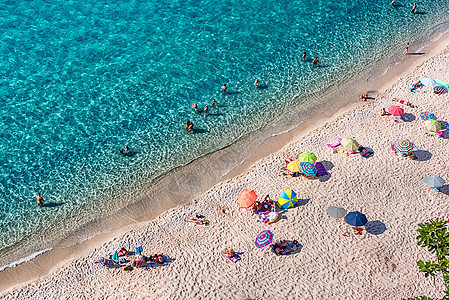 在意大利卡拉布里亚的Tropea的主要海滩上查看 蓝色的 夏天图片