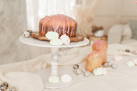 庆祝复活节的一桌桌子 复活节桌上有蛋糕和蛋 桌布 传统图片