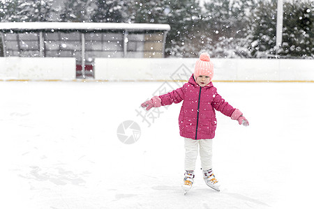 小女孩在冰上溜冰滑冰 5岁 溜冰者 十二月 能见度低 溜冰场图片