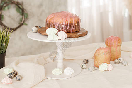 庆祝复活节的一桌桌子 复活节桌上有蛋糕和蛋 装饰风格 团聚图片